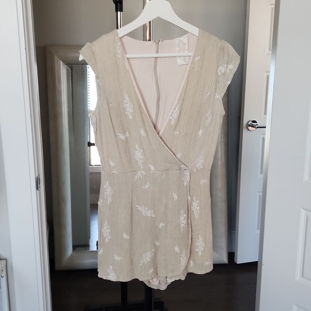 Sadie and Sage Romper Skort V-Neck Cap Sleeve Zip Back size M